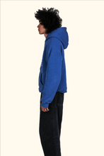 Lade das Bild in den Galerie-Viewer, HOODIE ‘CAUGHT IN DREAMS’ - BLUE
