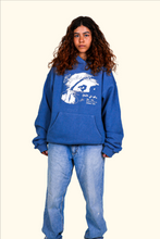 Lade das Bild in den Galerie-Viewer, HOODIE ‘CAUGHT IN DREAMS’ - BLUE
