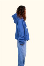 Lade das Bild in den Galerie-Viewer, HOODIE ‘CAUGHT IN DREAMS’ - BLUE
